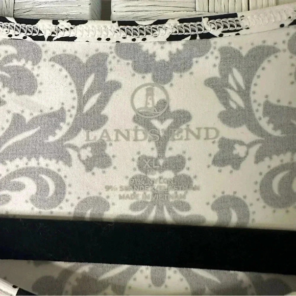 Lands in swim shirt in Black & White an excellent condition beach coastal top - Picture 2 of 8